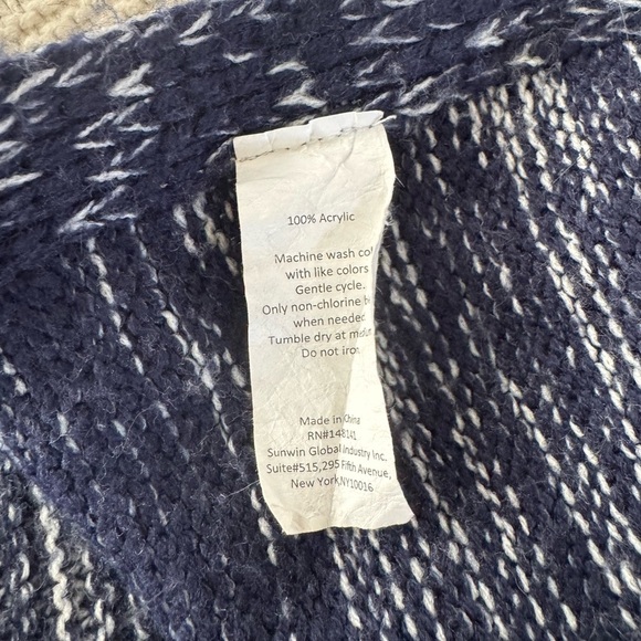 Blue and White Knit Blanket - Picture 2 of 3